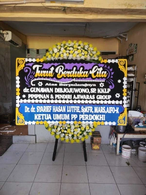Papan Bunga di Pasar Manggis